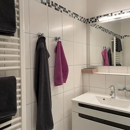 Mit Terrasse Und Garten In Seenaehe 아파트