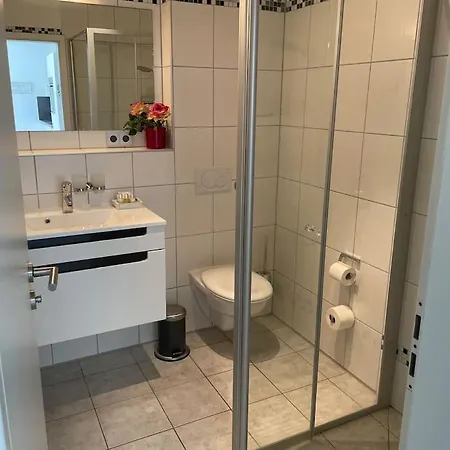 Mit Terrasse Und Garten In Seenaehe 아파트 *